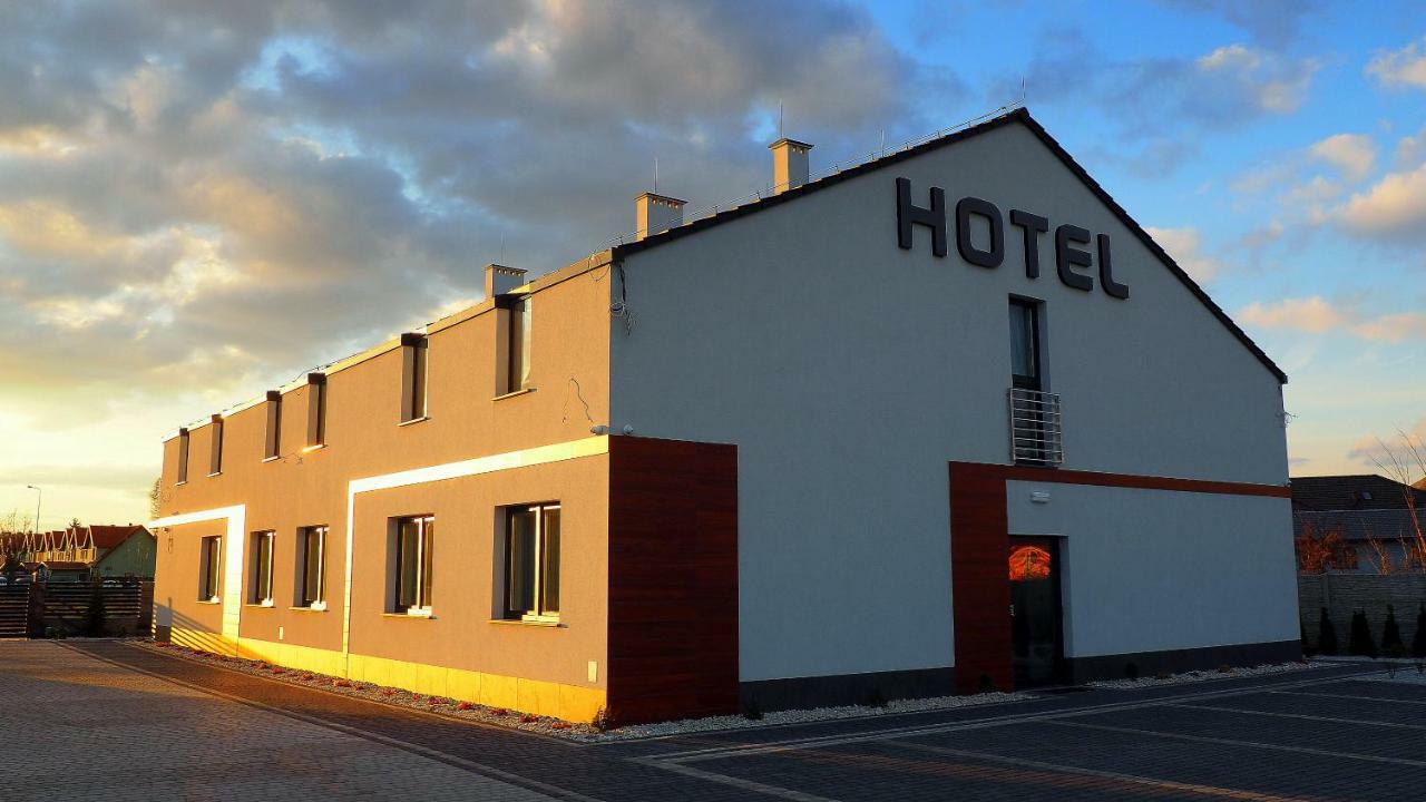 Hotel Sjesta Nowa Sol Bagian luar foto