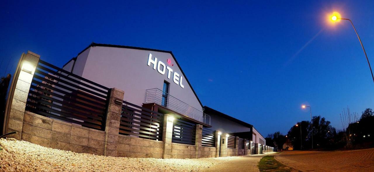 Hotel Sjesta Nowa Sol Bagian luar foto
